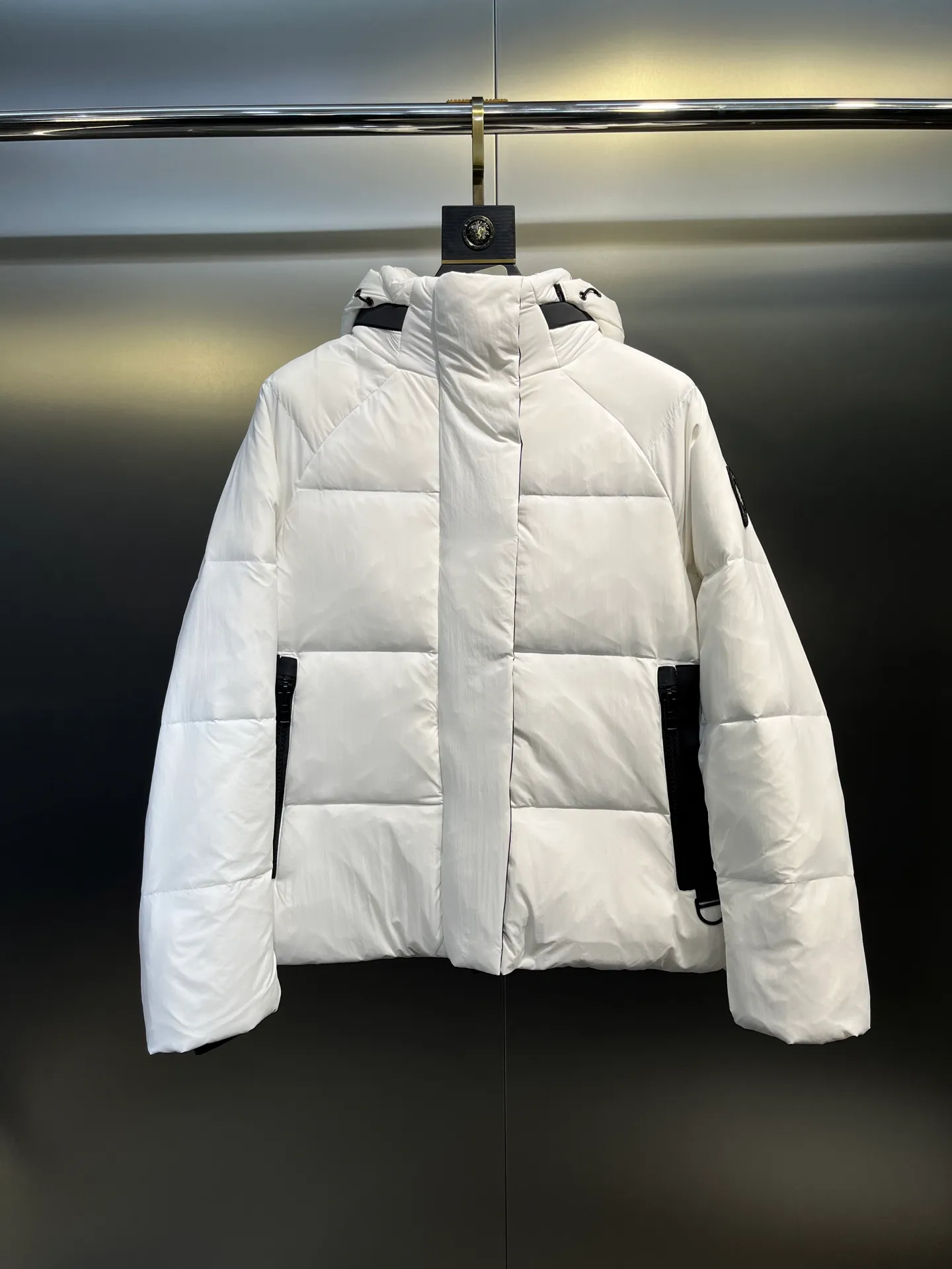 P740 Canada Goose🌟Ouyang Nana's same style 3m reflective black label down jacket junction junction parka is light weight and warm. The Junction Parka is made from soft enduraluxe fabric with cordura for added durability in high-wear areas, making it lightweight and durable. 360-degree reflective strips on the collar improve visibility in low-light environments. Features a removable hood for easy wearing during transitional periods when the weather warms up.  size：xs-xxl